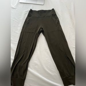 Lulu cropped joggers size 4. Great condition. Dark green